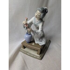 LLADRO 4840 Retired Japanese Girl Decorating Porcelain Figurine Vintage Oriental
